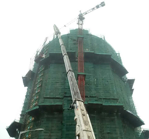 洛宁吊车在工地上作业